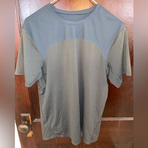 Men’s Grey Lululemon Shirt Size M.